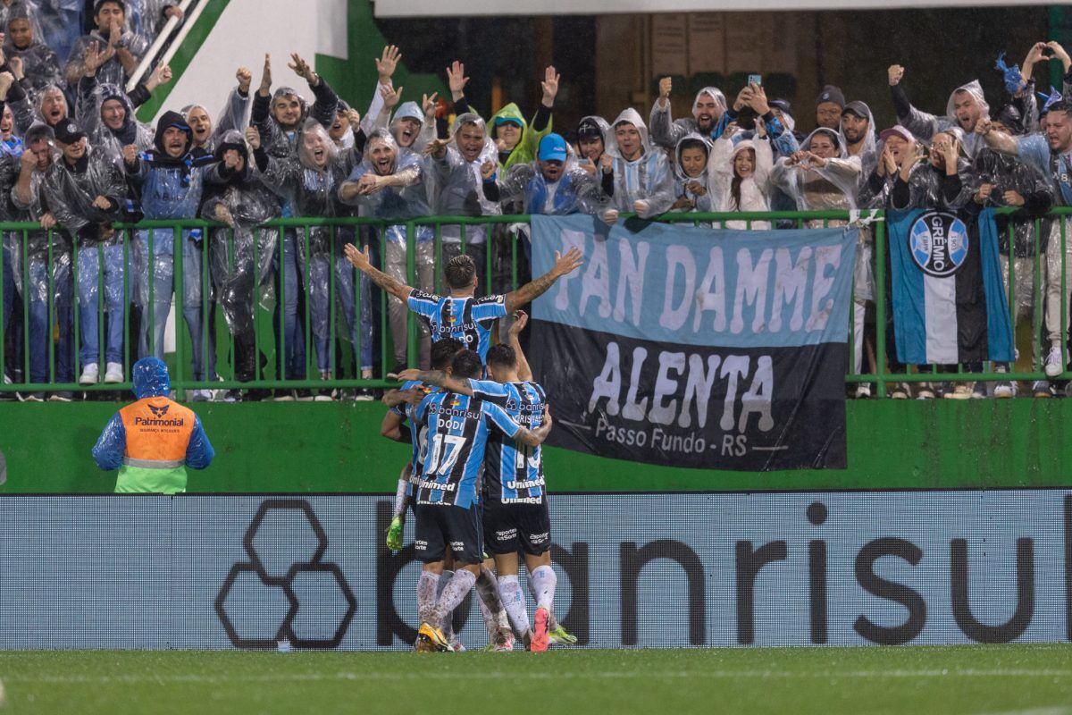 Grêmio vence e deixa a zona do rebaixamento