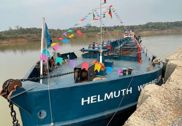 Empresa inaugura embarcação e família homenageia avô