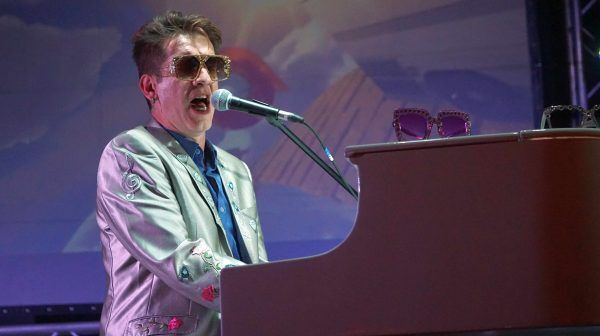 Espetáculo em homenagem a Elton John é reagendado para 19 de outubro 