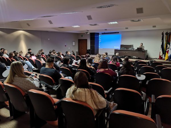 Estudantes da Univates participam de palestra com jornalista da Nature