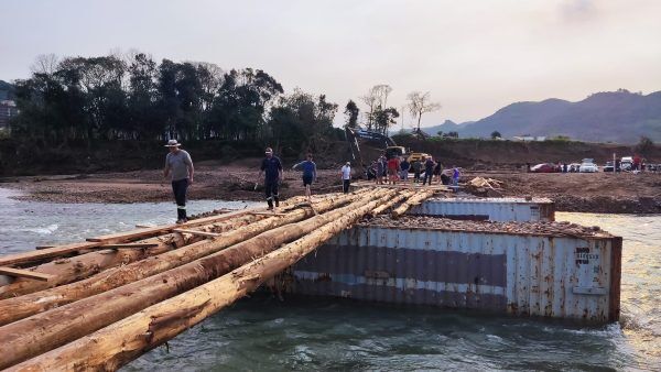 Moradores retomam construção de ponte