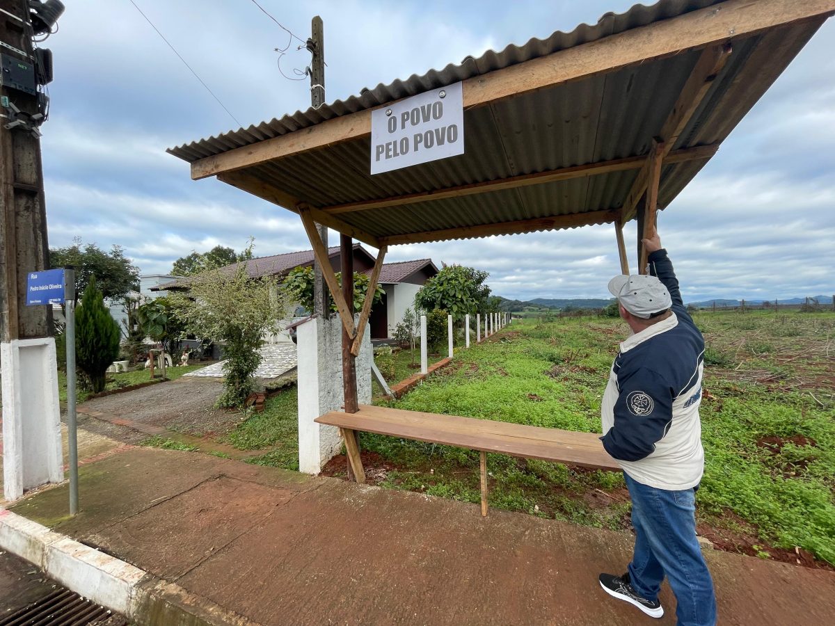 Moradores do Floresta erguem abrigo de ônibus em apenas duas horas