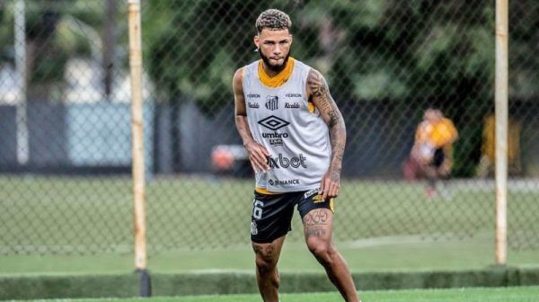 Inter encaminha acerto com lateral do Santos