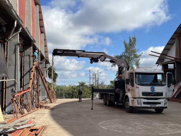 Reforma de pavilhões ganha ritmo com retirada de antiga cobertura