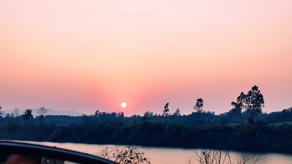 Fumaça da Amazônia deixa céu com tons de cinza e sol alaranjado