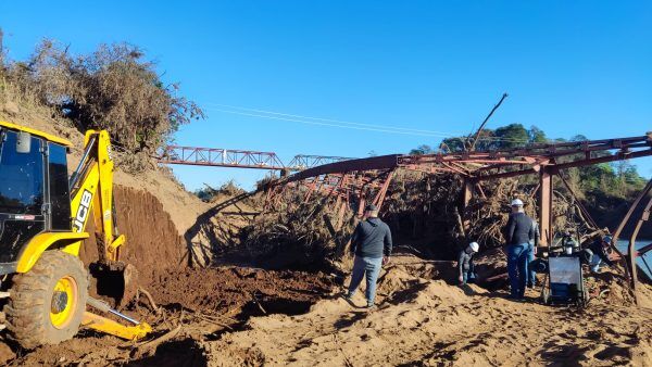 Começa remoção dos destroços da Ponte de Ferro no rio Forqueta