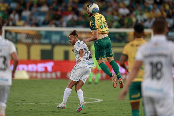 Grêmio vence e se afasta da zona do rebaixamento