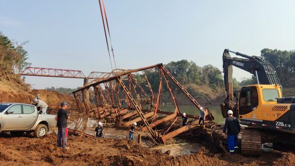 Estrutura ancorada dificulta remoção dos destroços da Ponte de Ferro 