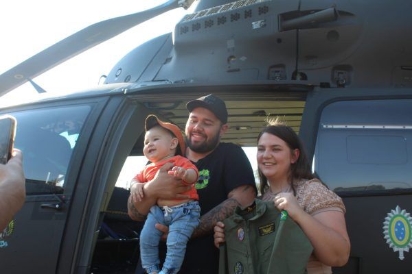 Simbolo dos resgates no RS, bebê recebe farda do Exército