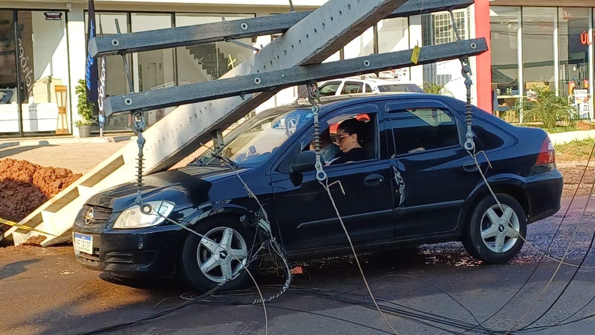 Poste cai em carro no bairro Conventos