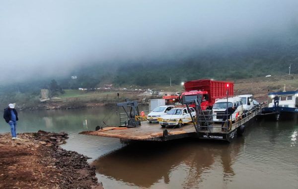 Balsa carregada com veículos encalha no Rio Taquari