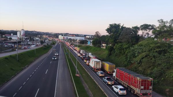 Obras e congestionamento seguem toda semana na BR-386