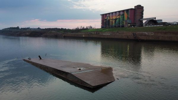 Rio Taquari baixa e possível balsa aparece