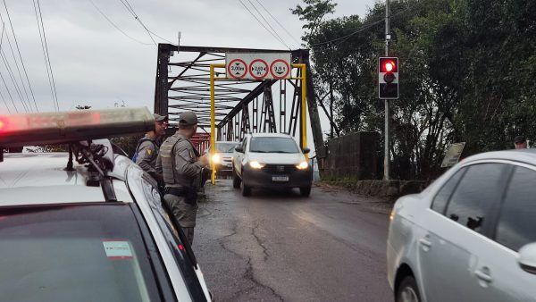 Departamento de Trânsito altera tempos no semáforo da Ponte de Ferro 