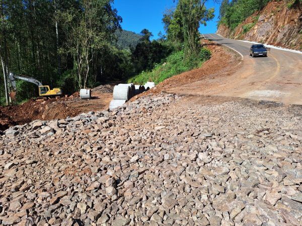 Executivo inicia obra de recuperação da estrada em Pinheirinho