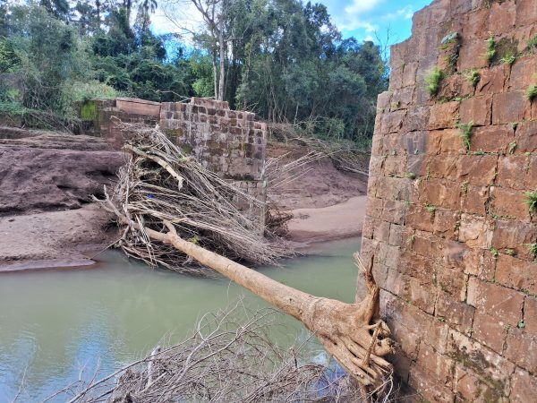 Comunidade aguarda reconstrução de três pontes no Vale do Sampaio