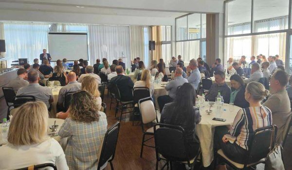 Presidente do Grupo Passarela palestra em reunião-almoço da Cacis