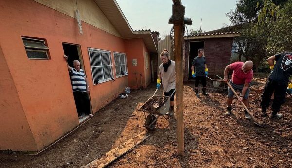 Whindersson Nunes auxilia na limpeza de casa no Vale