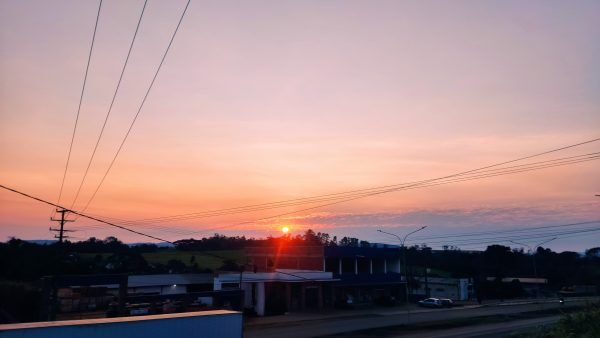 Tempo firme, sol e temperatura de 30ºC para esta quinta