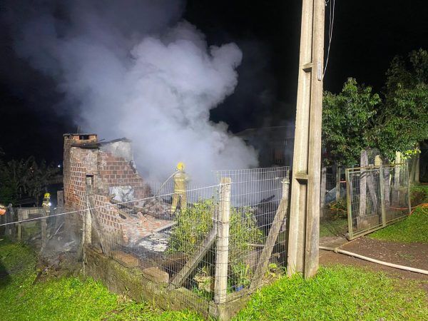 Casa incendeia e é totalmente destruída em Paverama