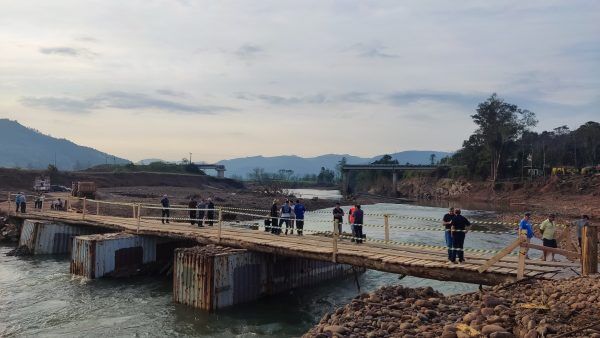 Moradores inauguram nova travessia no rio Forqueta construída em 15 dias