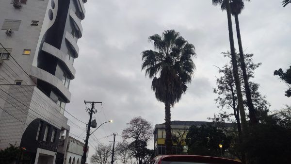 Dia começa com chuva, à tarde retorna o sol