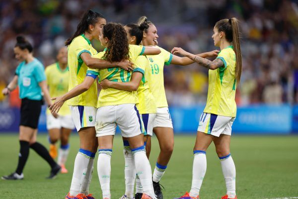 Brasil derrota Espanha e garante lugar na final do futebol feminino