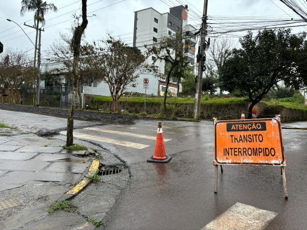 Obras na rua Pinheiro Machado interrompem trânsito