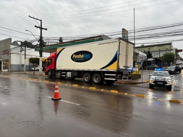 Caminhão em pane gera lentidão no São Cristóvão