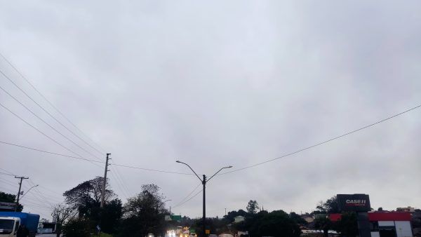 Frente fria segue avançando e traz mais um dia de chuva ao Vale