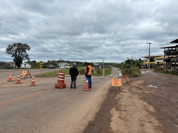 Obras na via lateral da ERS-130 bloqueiam tráfego em direção a Santa Clara do Sul