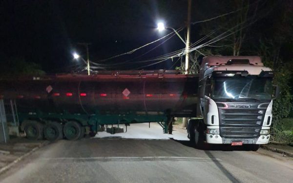 Carreta quebra e bloqueia via em Colinas