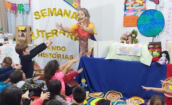 Pré-Feira do Livro chega às escolas municipais com presença da Patrona