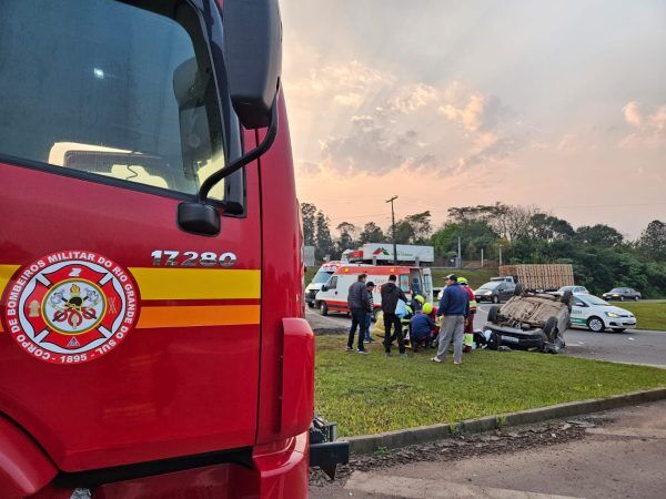 Carro capota e deixa passageiros feridos na BR-386 em Estrela