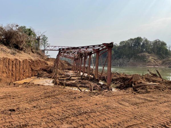 Destroços da Ponte de Ferro são removidos neste domingo