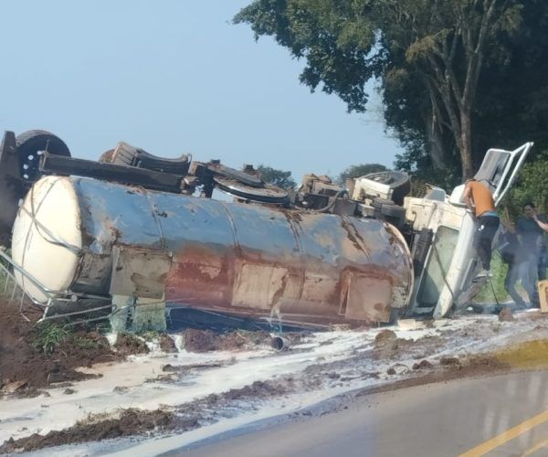 Caminhão com leite tomba na ERS-130 em Arroio do Meio