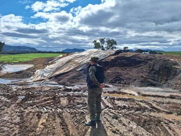 Polícia flagra poluição ambiental da enchente em Estrela