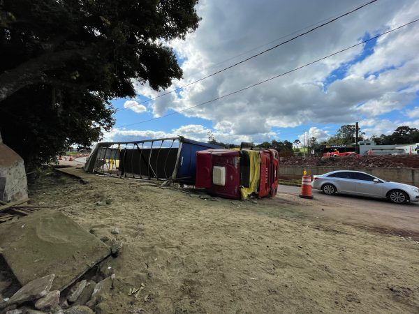 Trecho da BR-386 é bloqueado para remoção de carreta