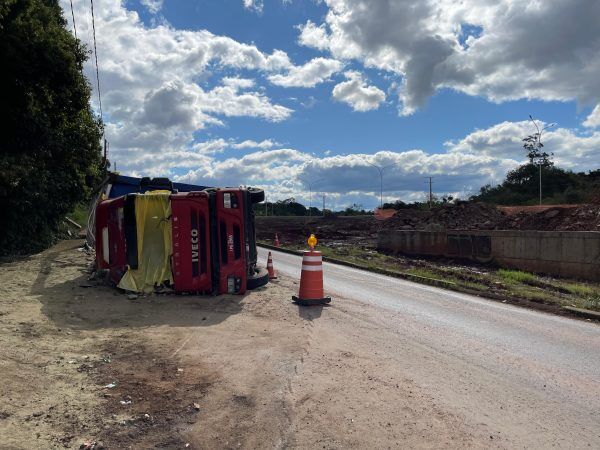 Trecho da BR-386 é liberado após remoção de carreta