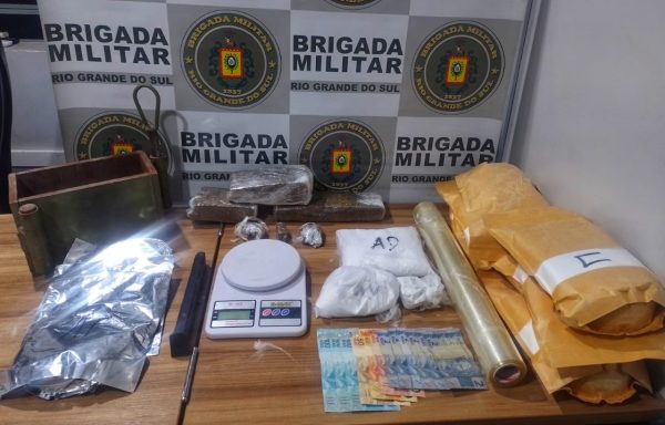 Homem é preso com mais de 10 kg de drogas em sua residência