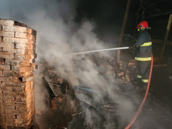 Explosão em forno causa incêndio em carvoeira de Paverama