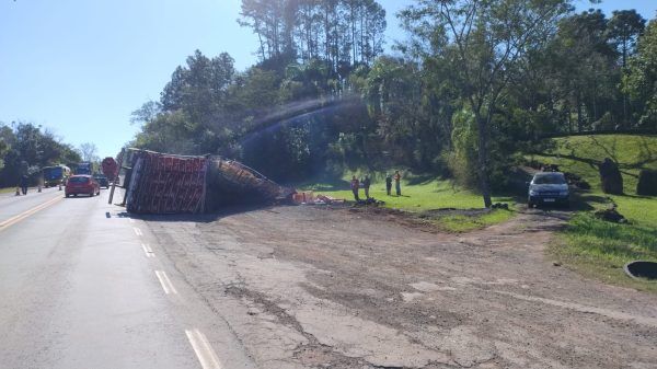 Motorista fica ferido ao tombar caminhão na RSC-453