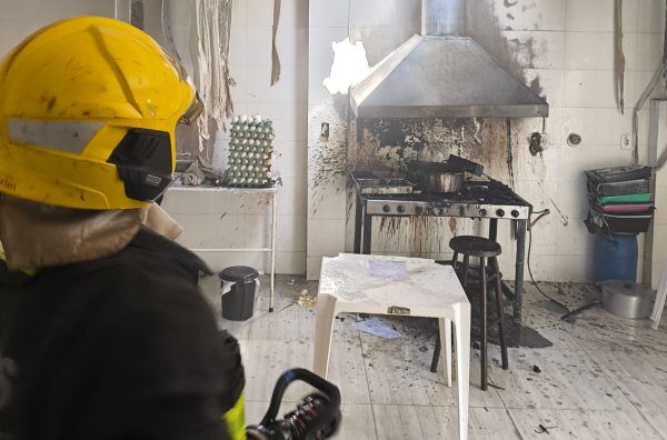 Bombeiros combatem incêndio em cozinha industrial