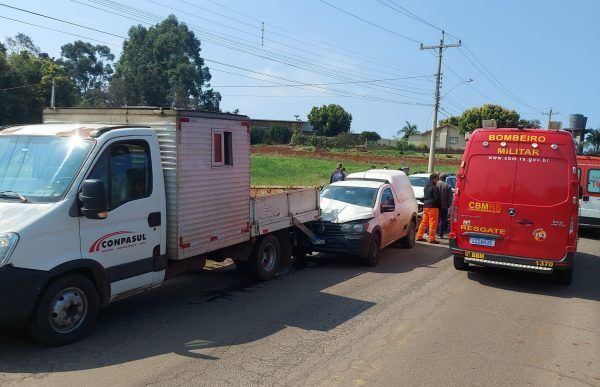 Engavetamento na Estrada Santa Rita deixa duas pessoas feridas