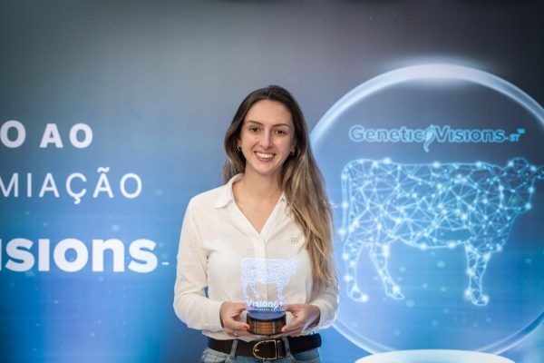 Dália recebe prêmio de genética em evento no Paraná