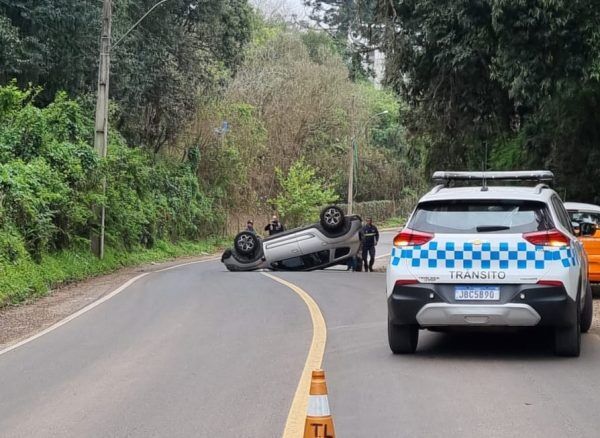 Jovem capota veículo no bairro Carneiros, em Lajeado