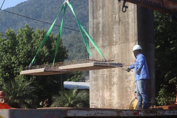 Materiais para reconstrução de ponte chegam a Muçum