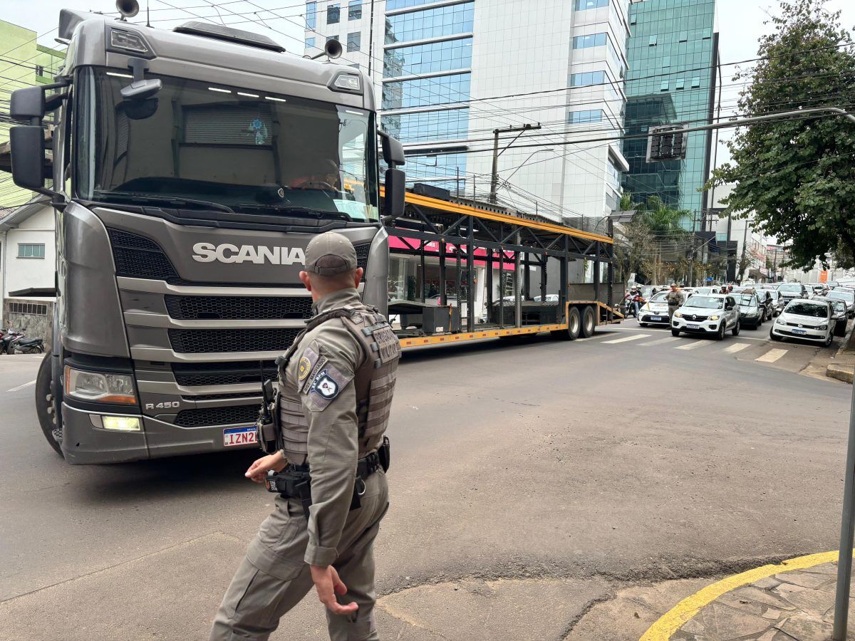 Carreta cegonha bloqueia avenida no centro de Lajeado