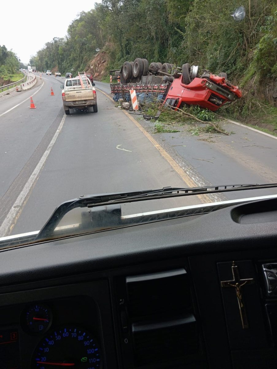 Caminhão capota na BR-386, em Pouso Novo