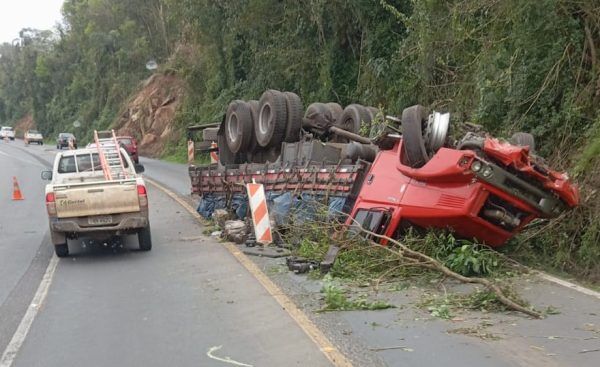 Caminhão capota na BR-386, em Pouso Novo